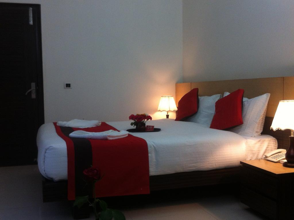 Cyber Inn Gurgaon Buitenkant foto