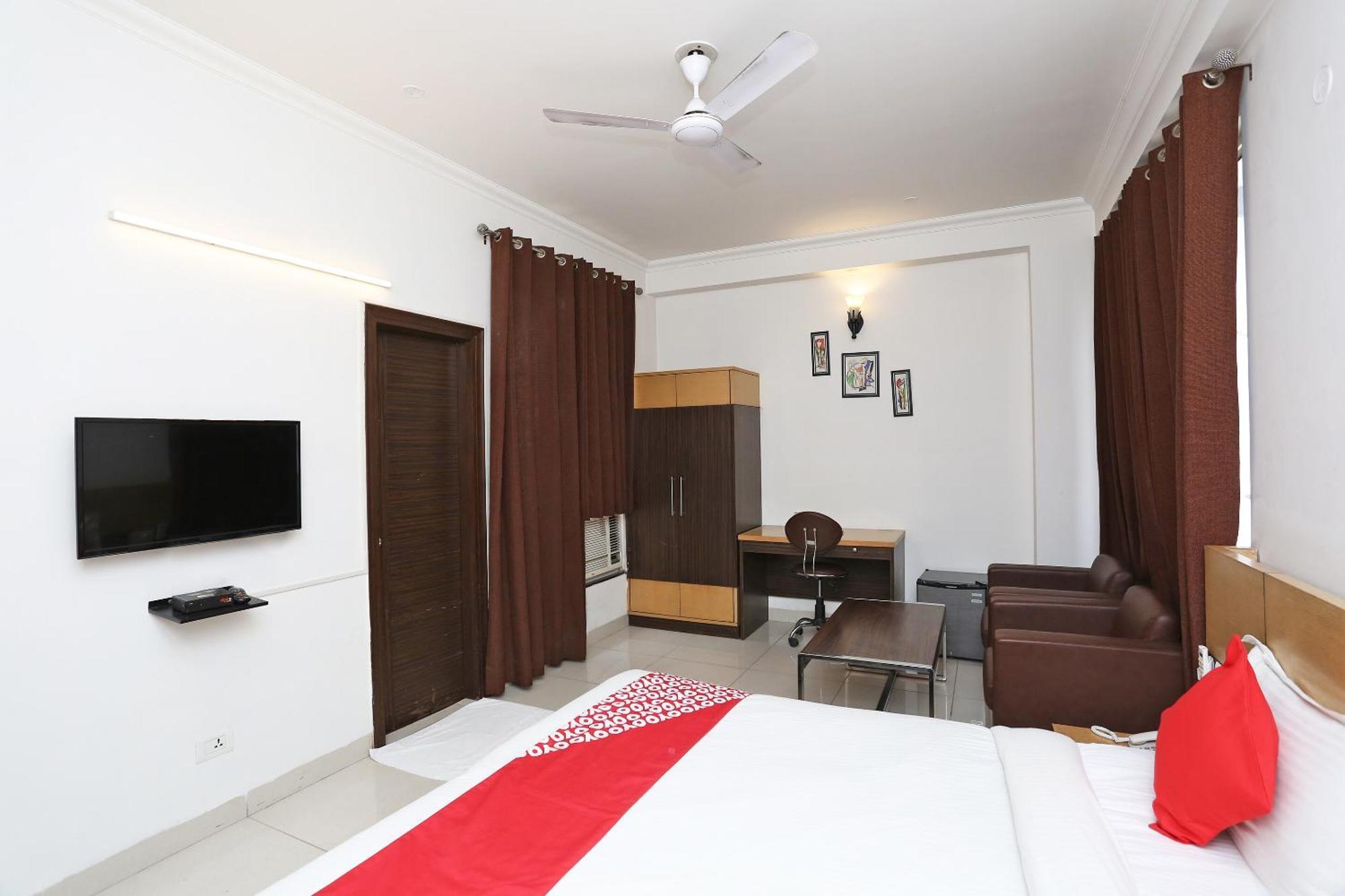Cyber Inn Gurgaon Buitenkant foto