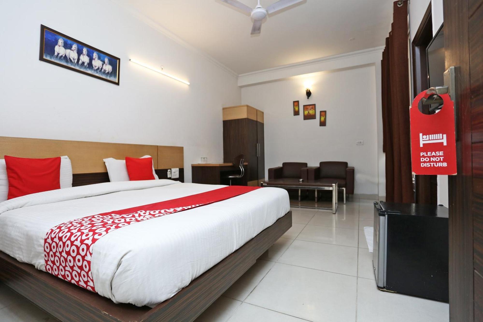Cyber Inn Gurgaon Buitenkant foto