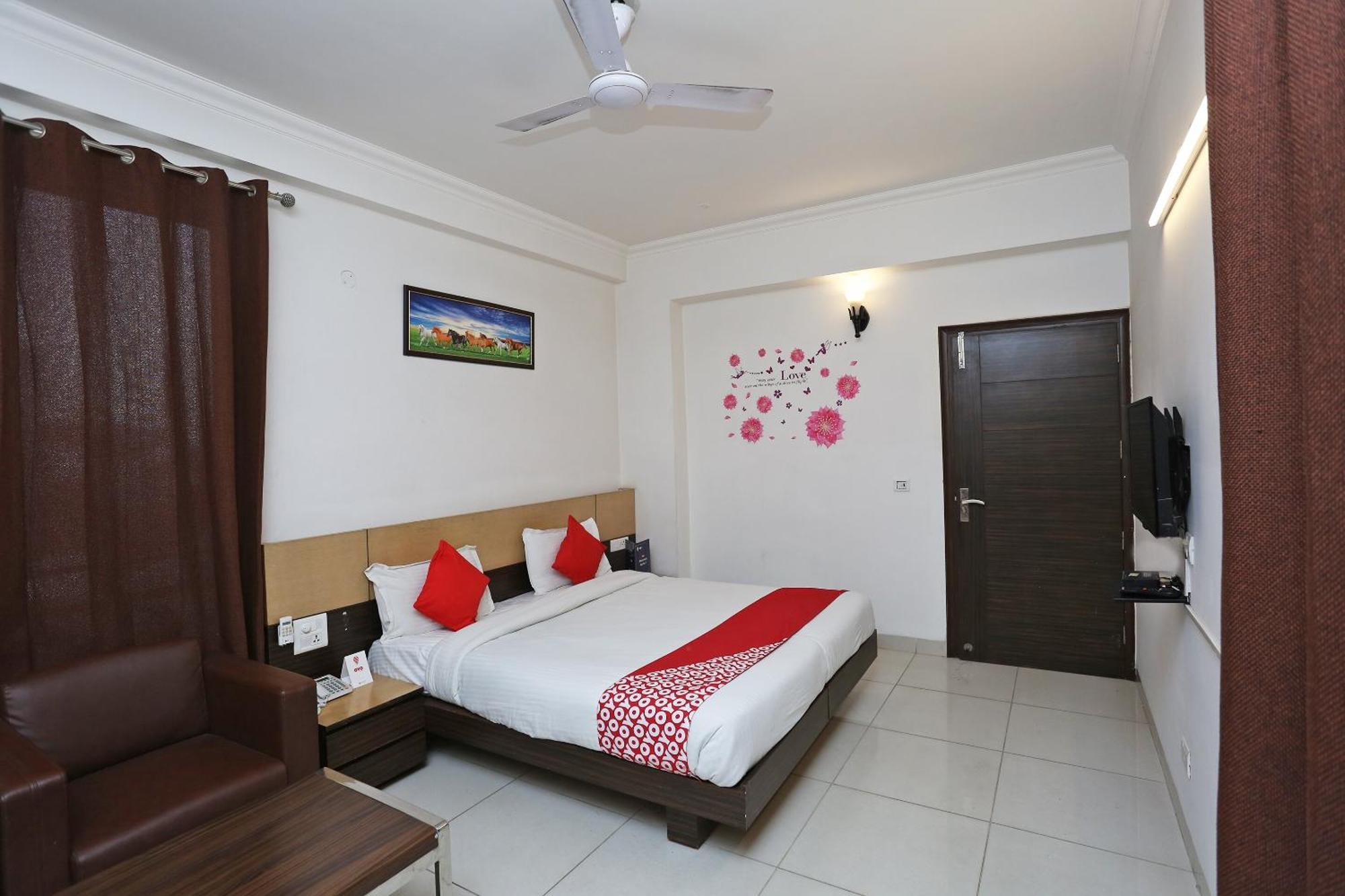 Cyber Inn Gurgaon Buitenkant foto