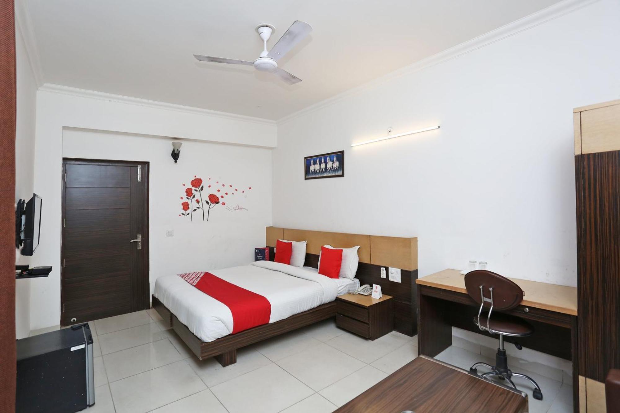 Cyber Inn Gurgaon Buitenkant foto