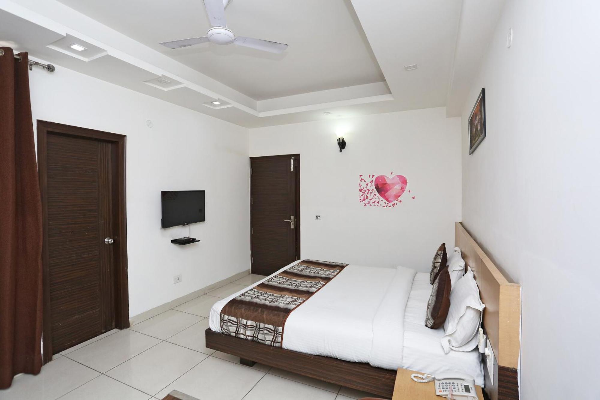 Cyber Inn Gurgaon Buitenkant foto